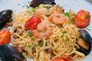 Karides, midye, domates ve peynirli makarna. İtalya 'dan gelen lezzetli, geleneksel yemekler.