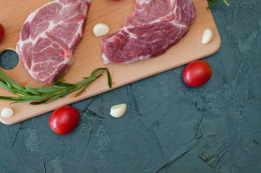 Biberiyeli çiğ et, yakın plan, düz döşeme, fotokopi alanı