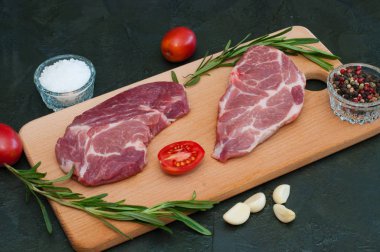 Domuz eti, çiğ biftek ve baharat, sarımsak, tuz, biber, domates ve biberiye.