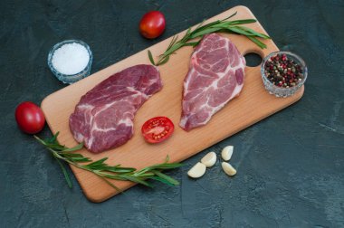 Düz yatak, domuz eti, çiğ biftek ve baharatlar, sarımsak, tuz, biber, dilimlenmiş domates ve biberiye.