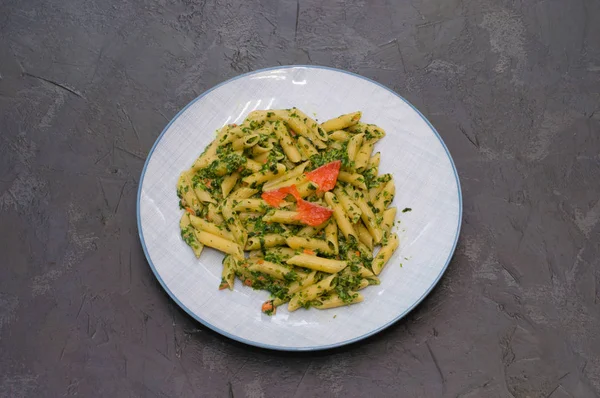 Deliciosa pasta tradicional italiana con salmón, espinacas y queso . —  Fotos de Stock