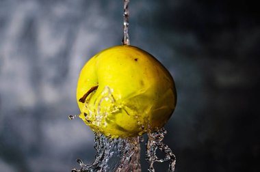 Damlalı sarı-yeşil elma, su damlaları, havalanma