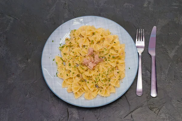 Deliciosa comida tradicional italiana. Pasta de atún, queso y especias —  Fotos de Stock