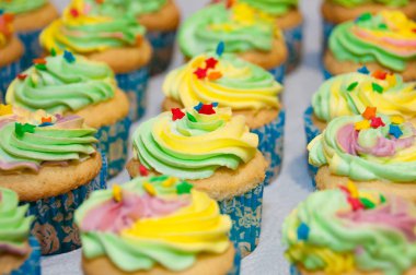 Renkli kremalı kekler. Bir sürü leziz kremalı pasta var.