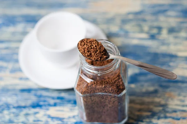 Sendok dengan kopi close-up dari guci dan cangkir di meja biru — Stok Foto