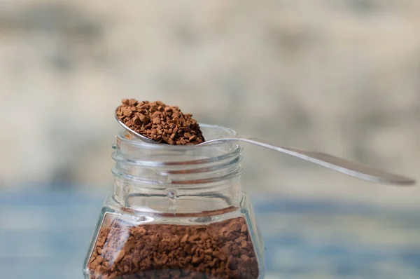 Sendok dengan kopi instan di atas kaleng penutup. Makro butiran kopi . — Stok Foto