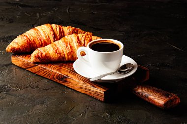 Lezzetli kahvaltı, kruvasan ve espresso kavramı..