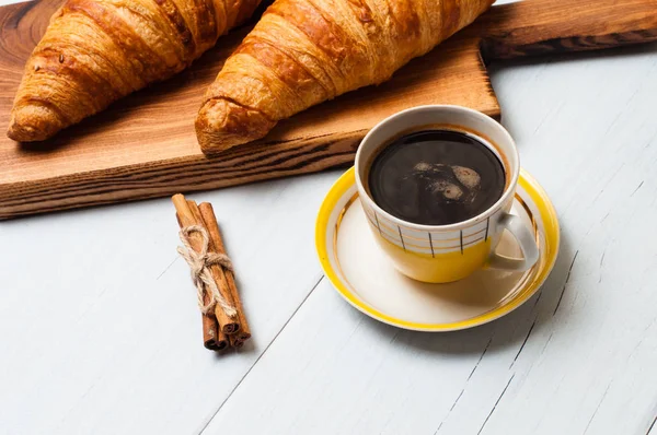 Croissants and coffee on a light background. The concept of delicious breakfast or lunch. At the bottom there is a place for copy space — Stock Photo, Image