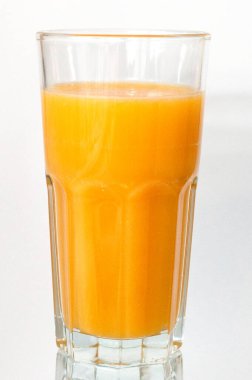 Turuncu meyve suyu cam beyaz arka plan, dikey biçimde izole