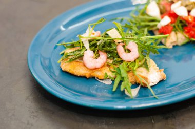 Karides, roka, domates, peynir ve sos, yakın plan, yüksek İtalyan mutfağı.