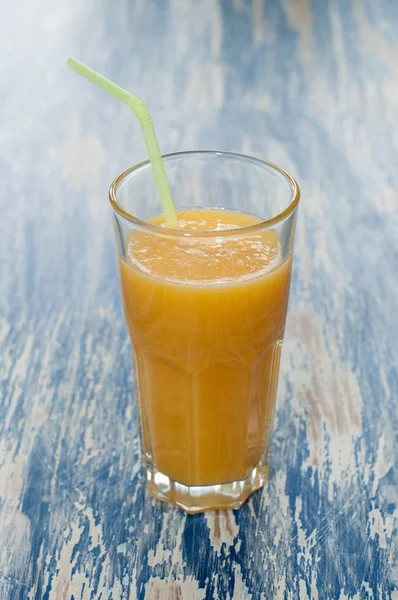 Copo Suco Laranja Com Uma Palha Fundo Madeira Azul Vista — Fotografia de Stock