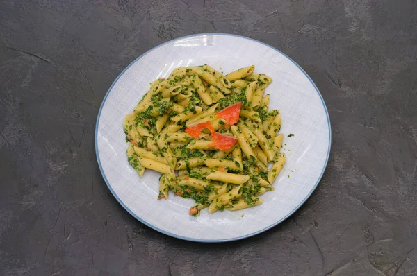 Deliciosa pasta tradicional italiana con salmón, espinacas y queso . —  Fotos de Stock