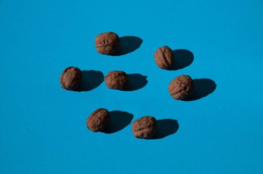 Mavi yaratıcı arka planda bir sürü ceviz, fotokopi alanı olan üst görünüm.