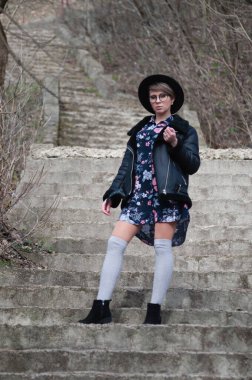 Sonbaharda bulutlu havada merdivenlerde çok güzel sarışın bir kız.