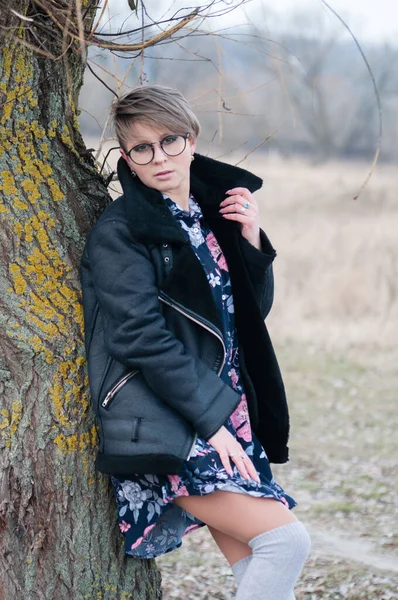 Melancholische Sehr Schöne Frau Mit Brille Und Schwarzem Sakko Posiert — Stockfoto