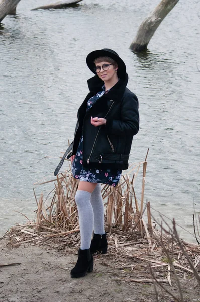 Junge Frau Mit Schwarzem Hut Und Jacke Posiert Bei Trübem — Stockfoto