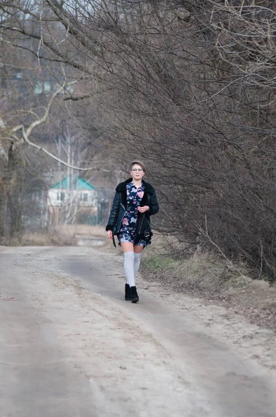 Szczęśliwa Młoda Kobieta Spaceruje Ścieżką Parku Pochmurny Wiosenny Dzień — Zdjęcie stockowe