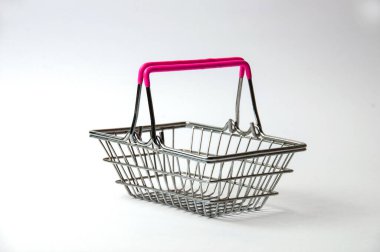 Alışveriş sepeti beyaz arka planda izole edilmiş. İndirim, mal alım veya satımı kavramları