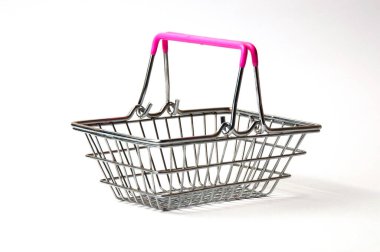 Alışveriş sepeti beyaz arka planda izole edilmiş. İndirim, mal alım veya satımı kavramları