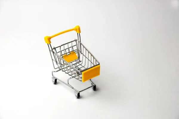 白い背景に黄色を買い物するためのカート コンセプトホリデーショッピング 価格と割引 — ストック写真