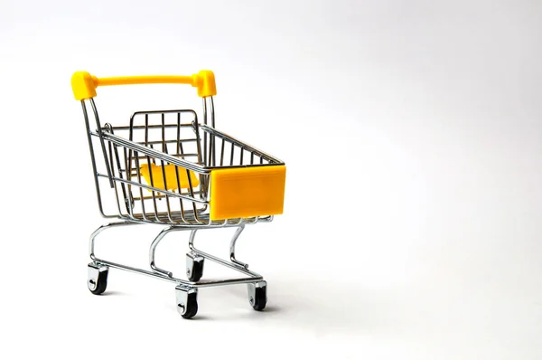 Einkaufswagen Gelb Auf Weißem Hintergrund Konzepte Für Weihnachtseinkäufe Verkäufe Preise — Stockfoto