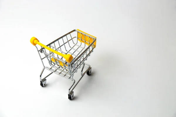 Einkaufswagen Gelb Auf Weißem Hintergrund Konzepte Für Weihnachtseinkäufe Verkäufe Preise — Stockfoto
