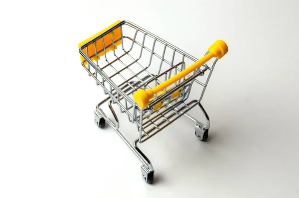 Carro Para Compras Amarillo Sobre Fondo Blanco Concepto Compras Vacaciones — Foto de Stock