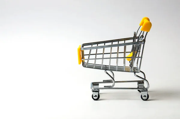 白い背景に黄色を買い物するためのカート コンセプトホリデーショッピング 価格と割引 — ストック写真