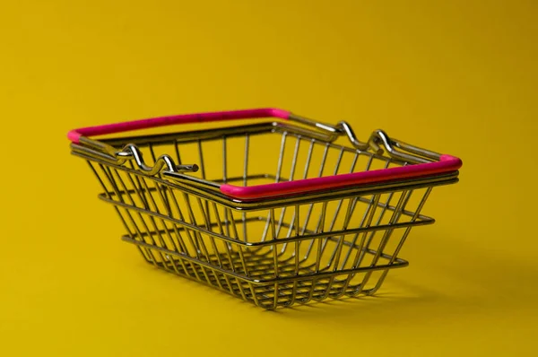 Cesta Compras Fundo Amarelo Conceito Preço Dos Alimentos Supermercado — Fotografia de Stock