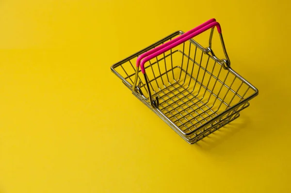 黄色の背景にショッピングバスケット スーパーマーケットフード価格コンセプト — ストック写真