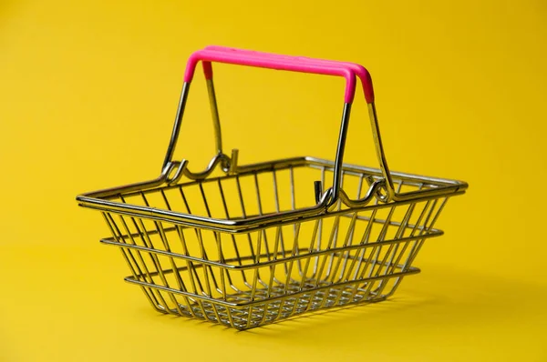 黄色背景的购物篮 超级市场粮食价格概念 — 图库照片