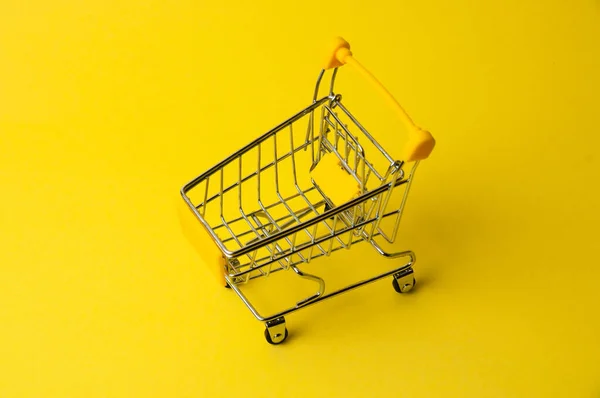Einkaufswagen Auf Gelbem Hintergrund Lebensmittelpreiskonzept Supermarkt Urlaubsrabatte — Stockfoto