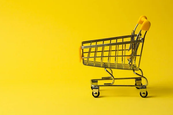 Cart Shopping Yellow Background Supermarket Food Price Concept Holiday Discounts — Stock Photo, Image