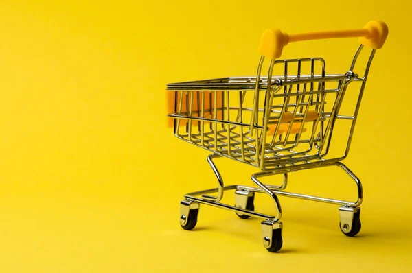 Cart Shopping Yellow Background Supermarket Food Price Concept Holiday Discounts — Stock Photo, Image