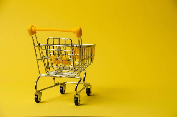 Carro Para Compras Sobre Fondo Amarillo Supermercado Concepto Precio Los —  Fotos de Stock