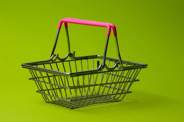 Кошик Покупок Зеленому Тлі Концепція Супермаркету Продовольчої Ціни Знижки Відпочинок — стокове фото