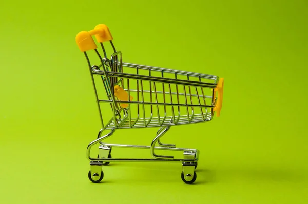 Yeşil arka planda alışveriş için tramvay. Süpermarket fiyat konsepti, tatil indirimleri