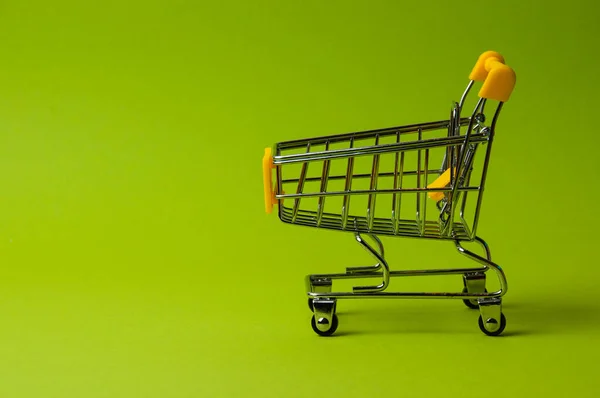 Візок Покупки Зеленому Тлі Концепція Супермаркету Продовольчої Ціни Знижки Відпочинок — стокове фото