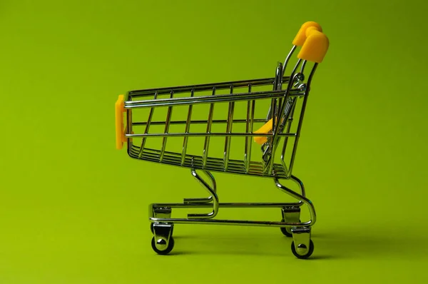 緑の背景で買い物のためのトロリー スーパーマーケットフード価格のコンセプト 休日割引 — ストック写真