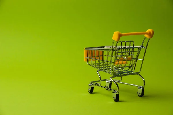 Einkaufswagen Auf Grünem Hintergrund Lebensmittelpreiskonzept Supermarkt Urlaubsrabatte — Stockfoto
