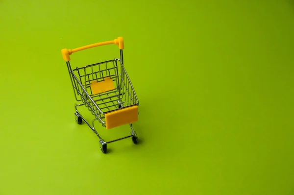 Vozík Pro Nakupování Zeleném Pozadí Koncept Ceny Potravin Supermarketu Dovolená — Stock fotografie