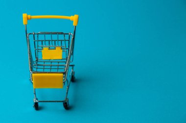 Mavi arka planda alışveriş için tramvay. Süpermarket fiyat konsepti, tatil indirimleri