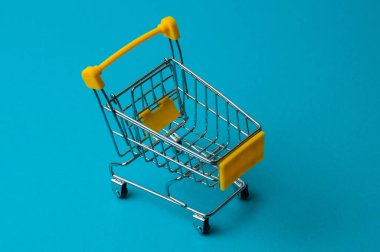 Mavi arka planda alışveriş için tramvay. Süpermarket fiyat konsepti, tatil indirimleri