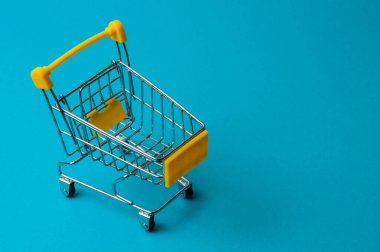 Mavi arka planda alışveriş için tramvay. Süpermarket fiyat konsepti, tatil indirimleri