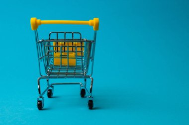 Mavi arka planda alışveriş için tramvay. Süpermarket fiyat konsepti, tatil indirimleri