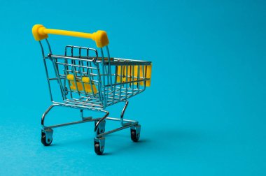 Mavi arka planda alışveriş için tramvay. Süpermarket fiyat konsepti, tatil indirimleri
