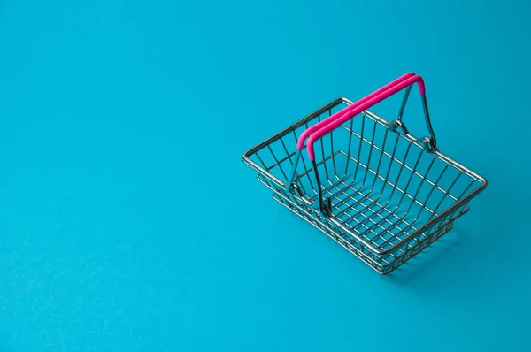 Корзина Покупок Синем Фоне Концепция Цен Продукты Питания Супермаркете Скидки — стоковое фото
