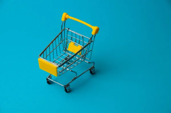 Carro Para Compras Sobre Fondo Azul Supermercado Concepto Precio Los — Foto de Stock