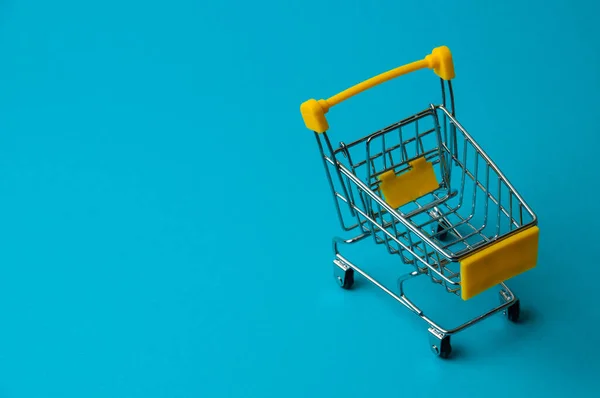 Carro Para Compras Sobre Fondo Azul Supermercado Concepto Precio Los — Foto de Stock