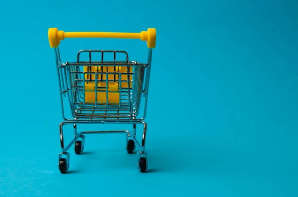 Carrinho Para Compras Fundo Azul Conceito Preço Comida Supermercado Descontos — Fotografia de Stock